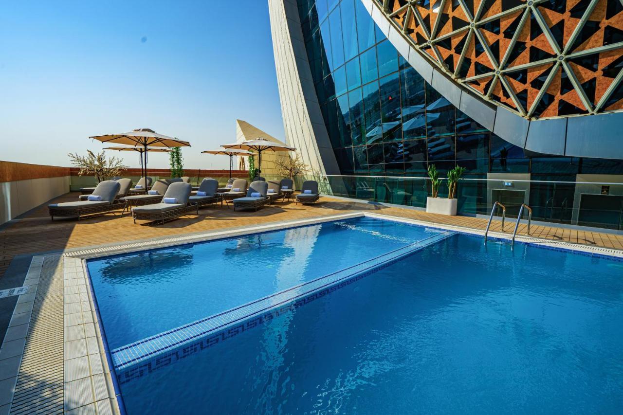 Velero Hotel Doha Lusail Luaran gambar The swimming pool at the hotel