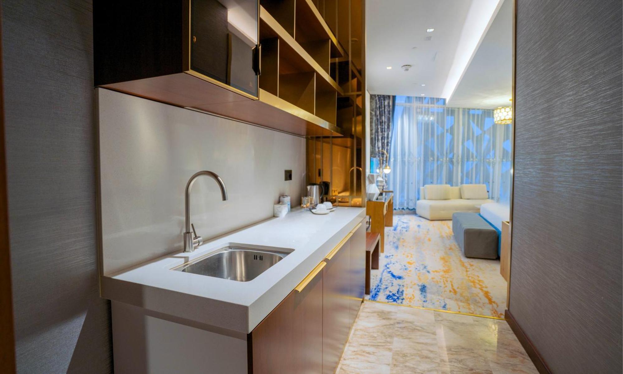 Velero Hotel Doha Lusail Luaran gambar A kitchen in a hotel suite