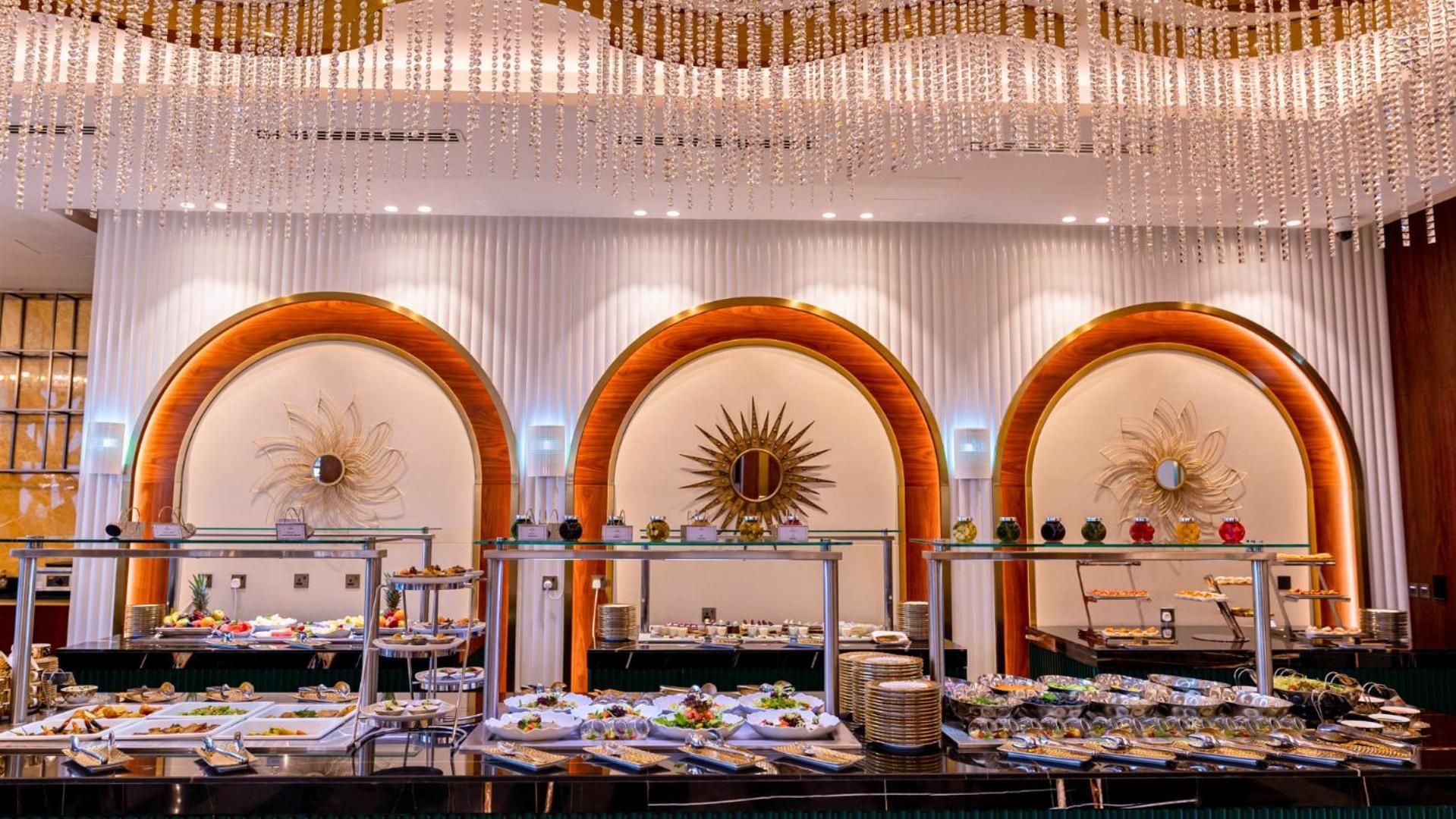 Velero Hotel Doha Lusail Luaran gambar The buffet at the Grand Ballroom