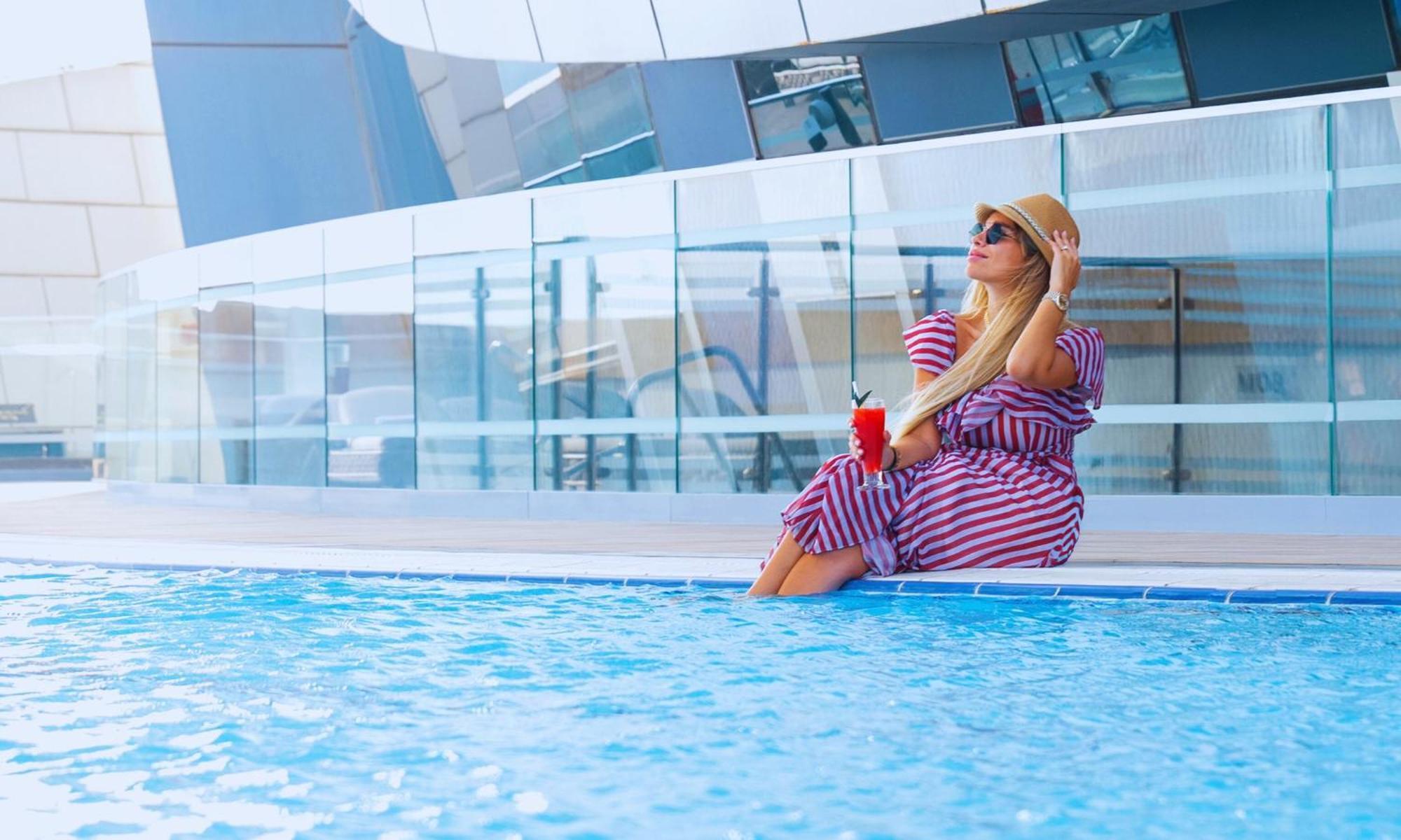 Velero Hotel Doha Lusail Luaran gambar A woman sunbathing