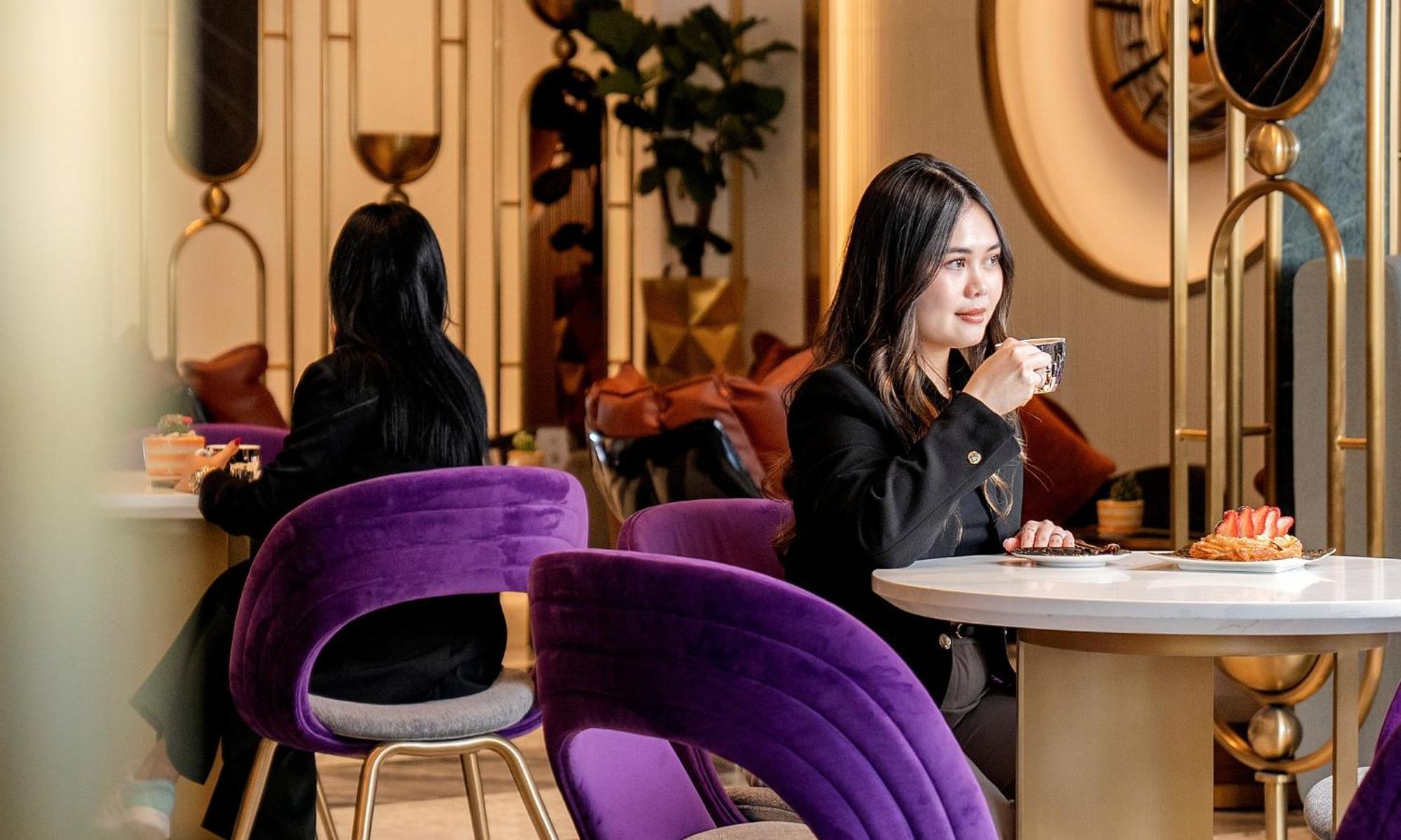 Velero Hotel Doha Lusail Luaran gambar A woman in a restaurant