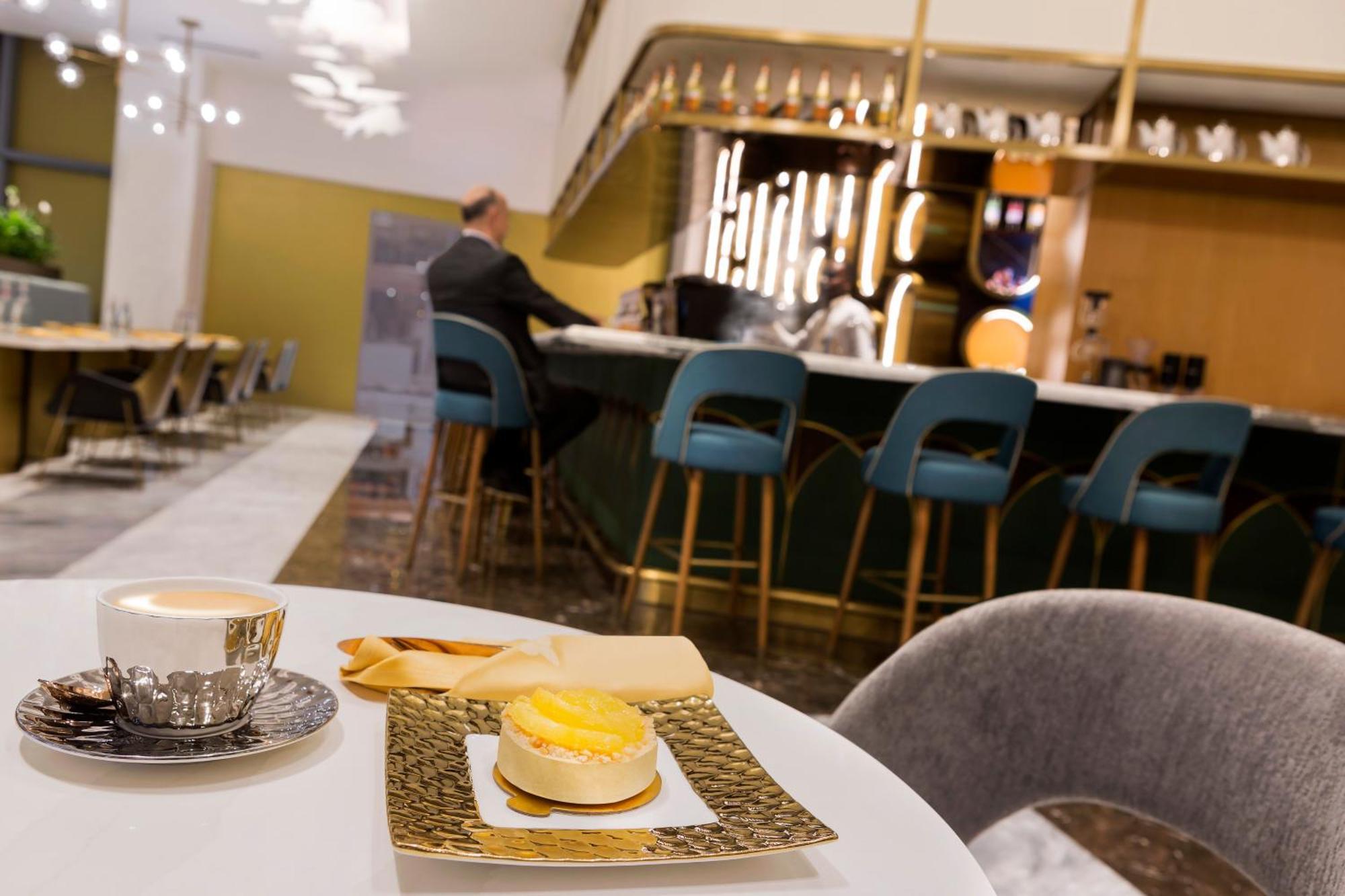 Velero Hotel Doha Lusail Luaran gambar The bar at the lounge