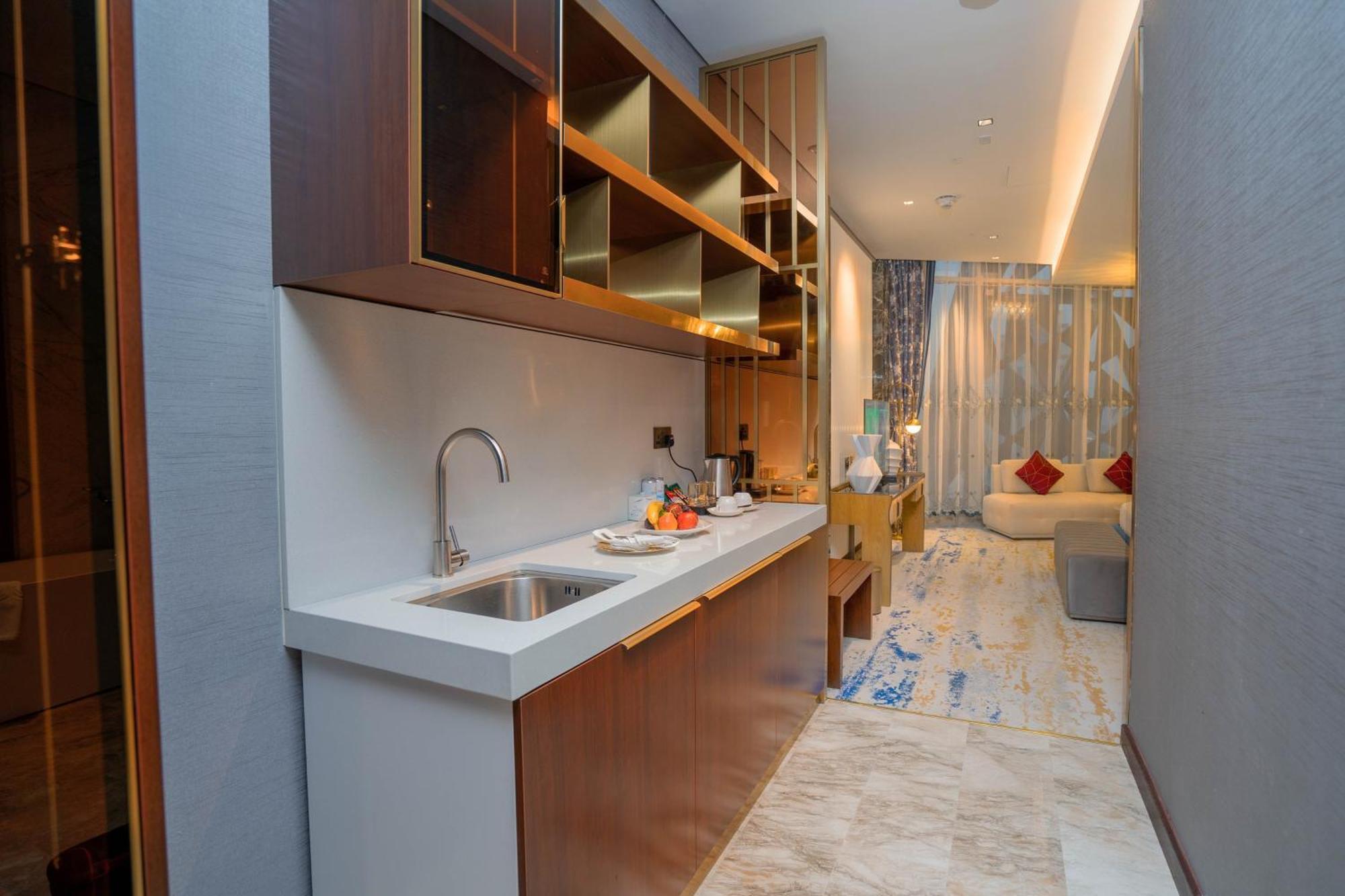 Velero Hotel Doha Lusail Luaran gambar A kitchen in a hotel suite