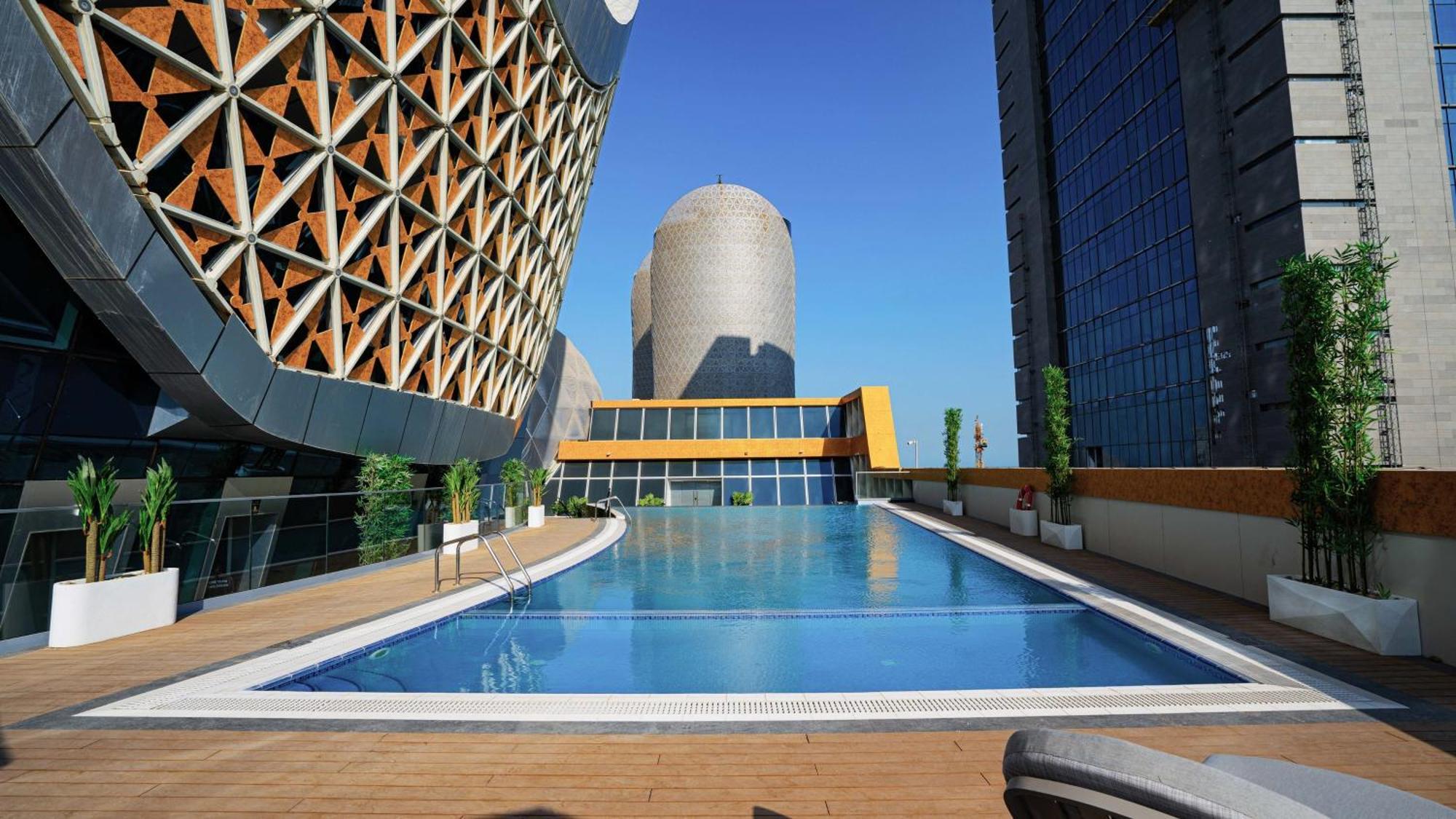 Velero Hotel Doha Lusail Luaran gambar The pool at the top of the hotel