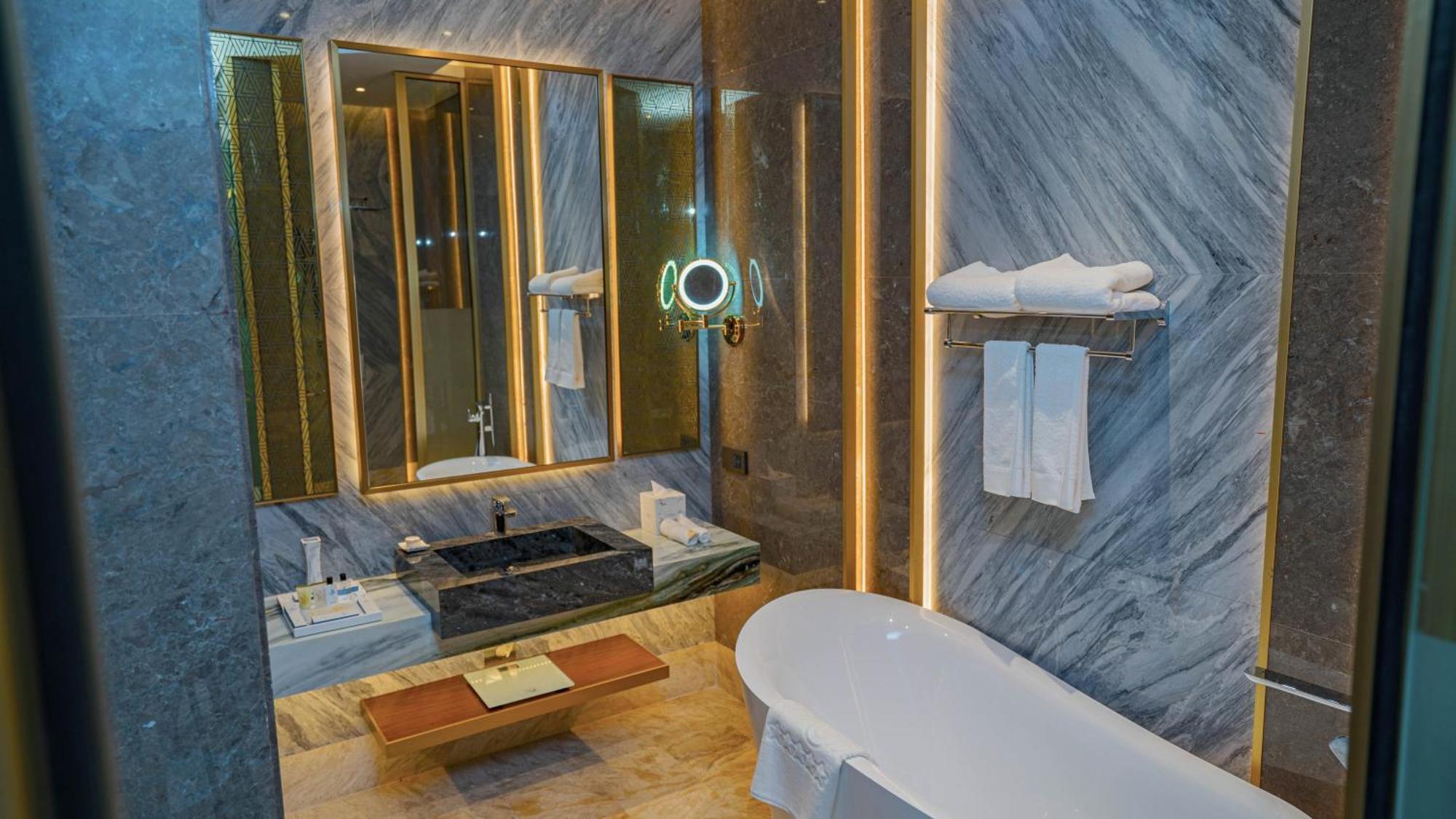 Velero Hotel Doha Lusail Luaran gambar Bathroom