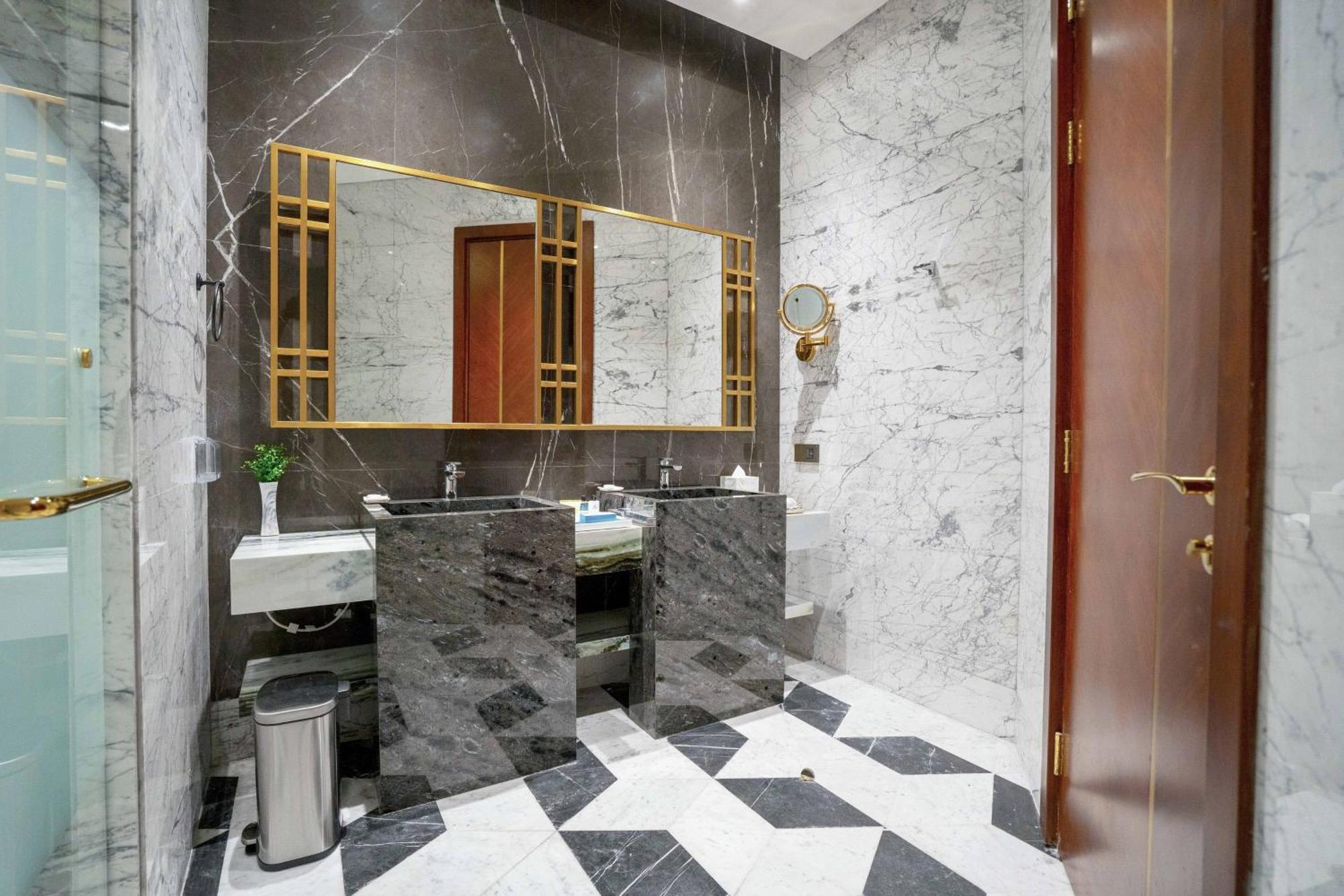 Velero Hotel Doha Lusail Luaran gambar Bathroom